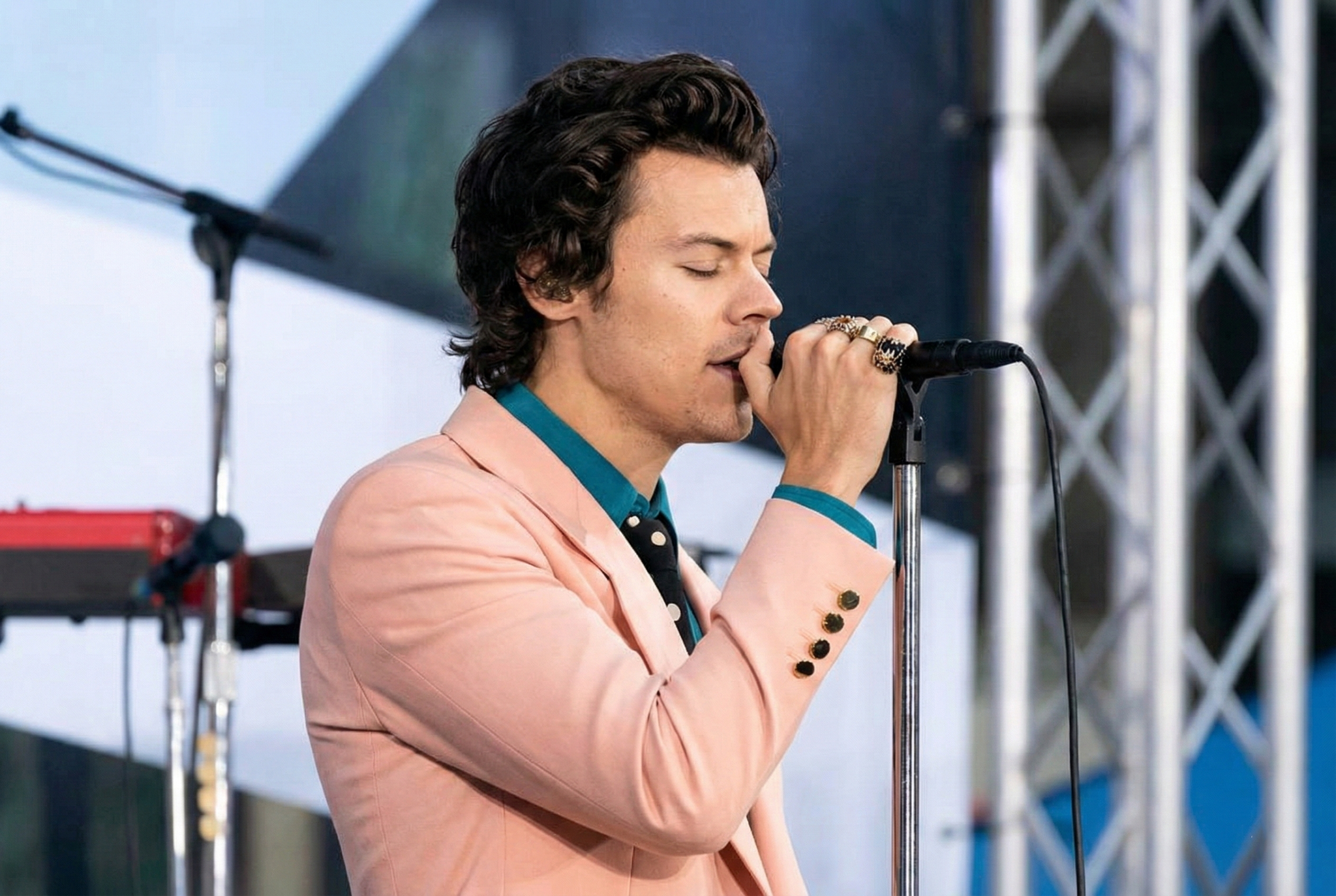 The Many Hairstyles of Harry Styles (How To Get The Haircuts).